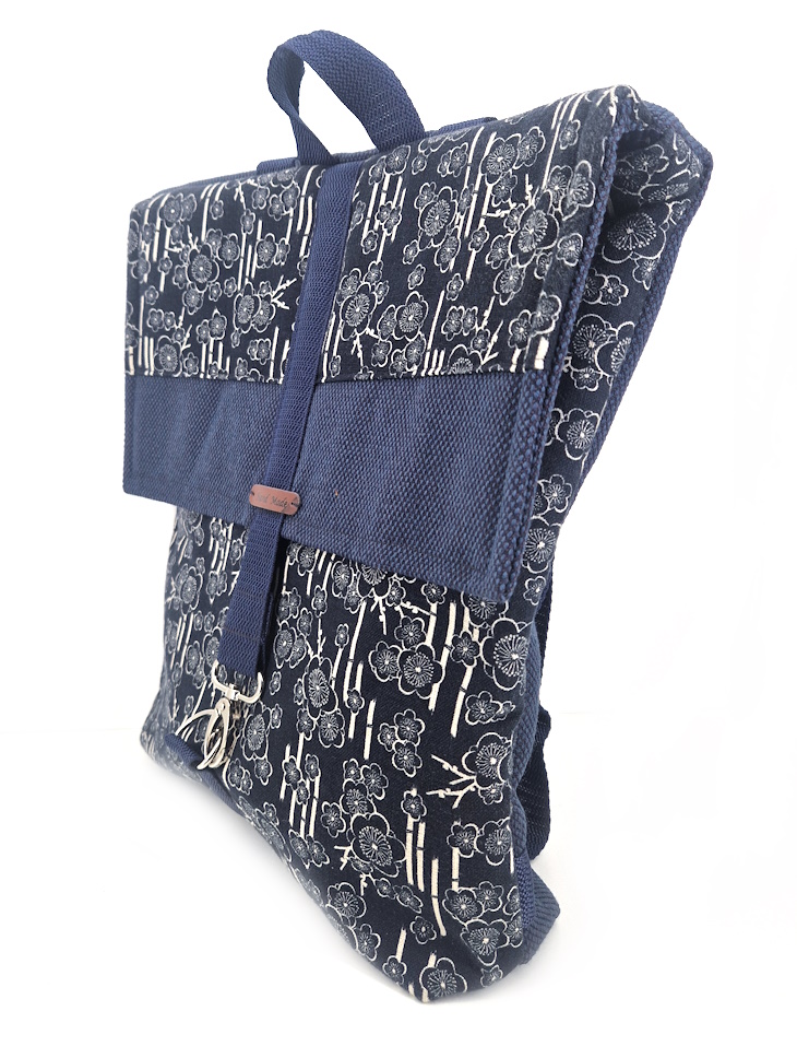 10049 Blütenblauer Damen-Rucksack Seitenansicht rechts